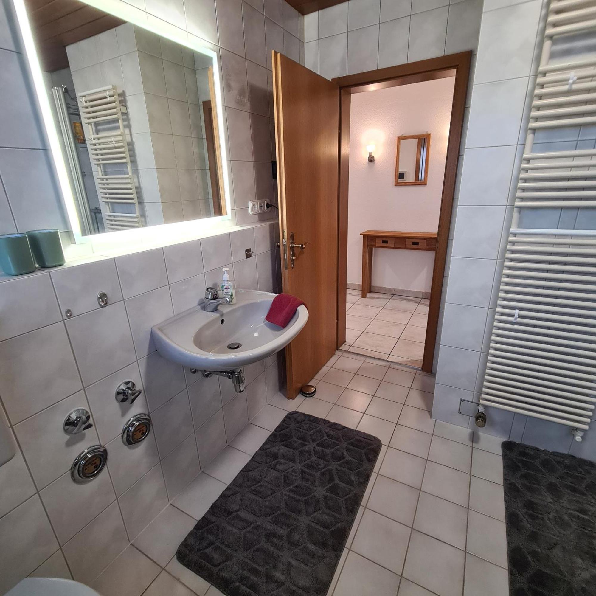 Gemuetliche 120 Qm Ferienwohnung Mit Balkon Adelsdorf Eksteriør billede