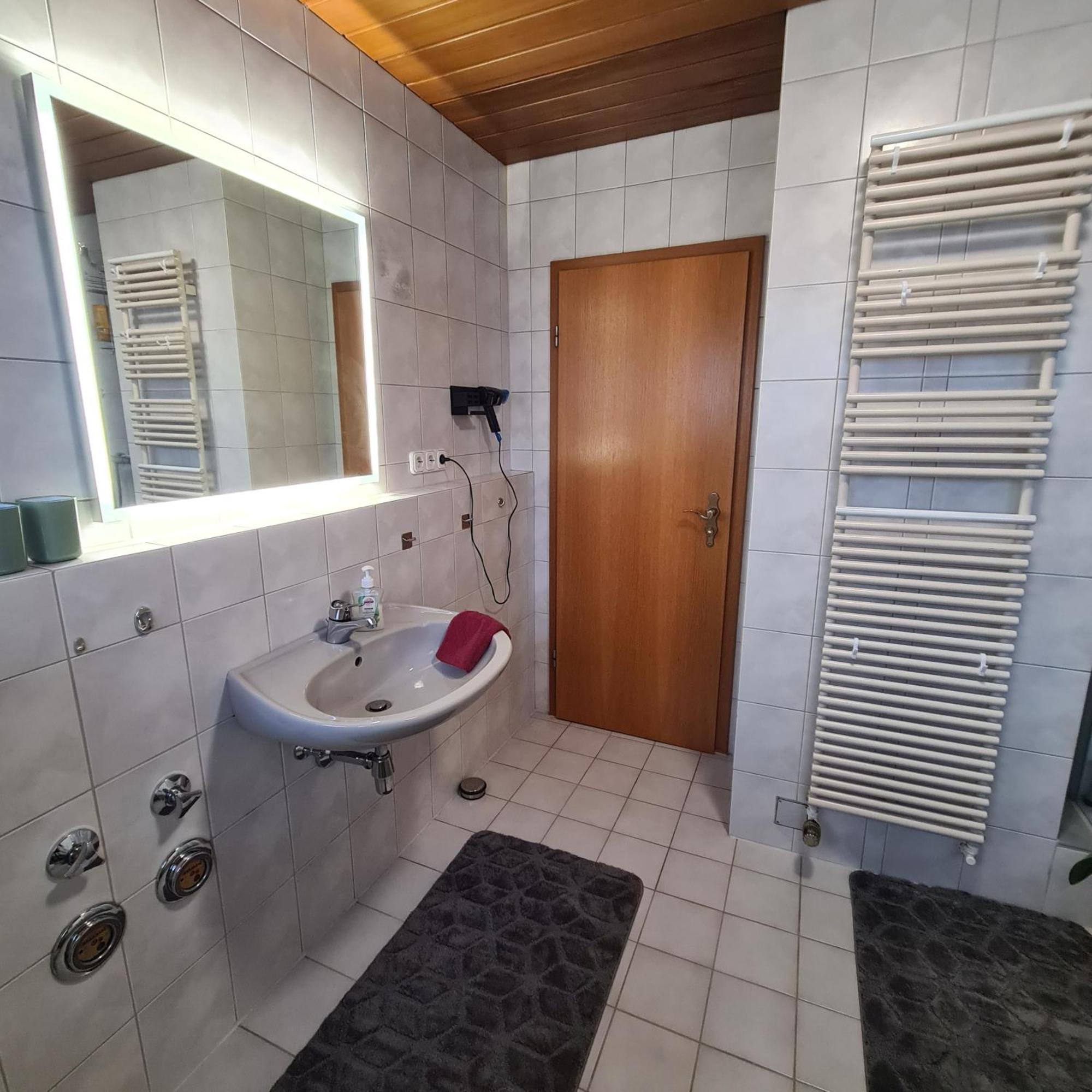 Gemuetliche 120 Qm Ferienwohnung Mit Balkon Adelsdorf Eksteriør billede